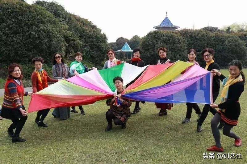 大妈旅游拍照姿势大全高级感,中国大妈旅游团拍照