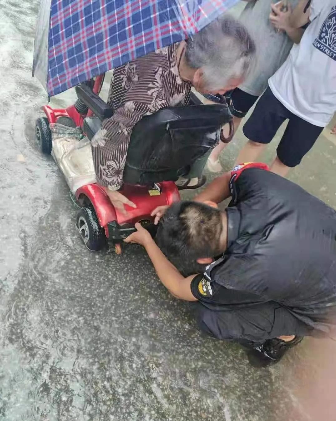 暴雨来袭，方城公安冲在一线