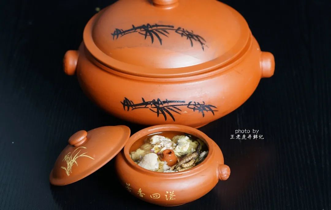 云南汽锅鸡春日养生好滋味,云南汽锅炖鸡