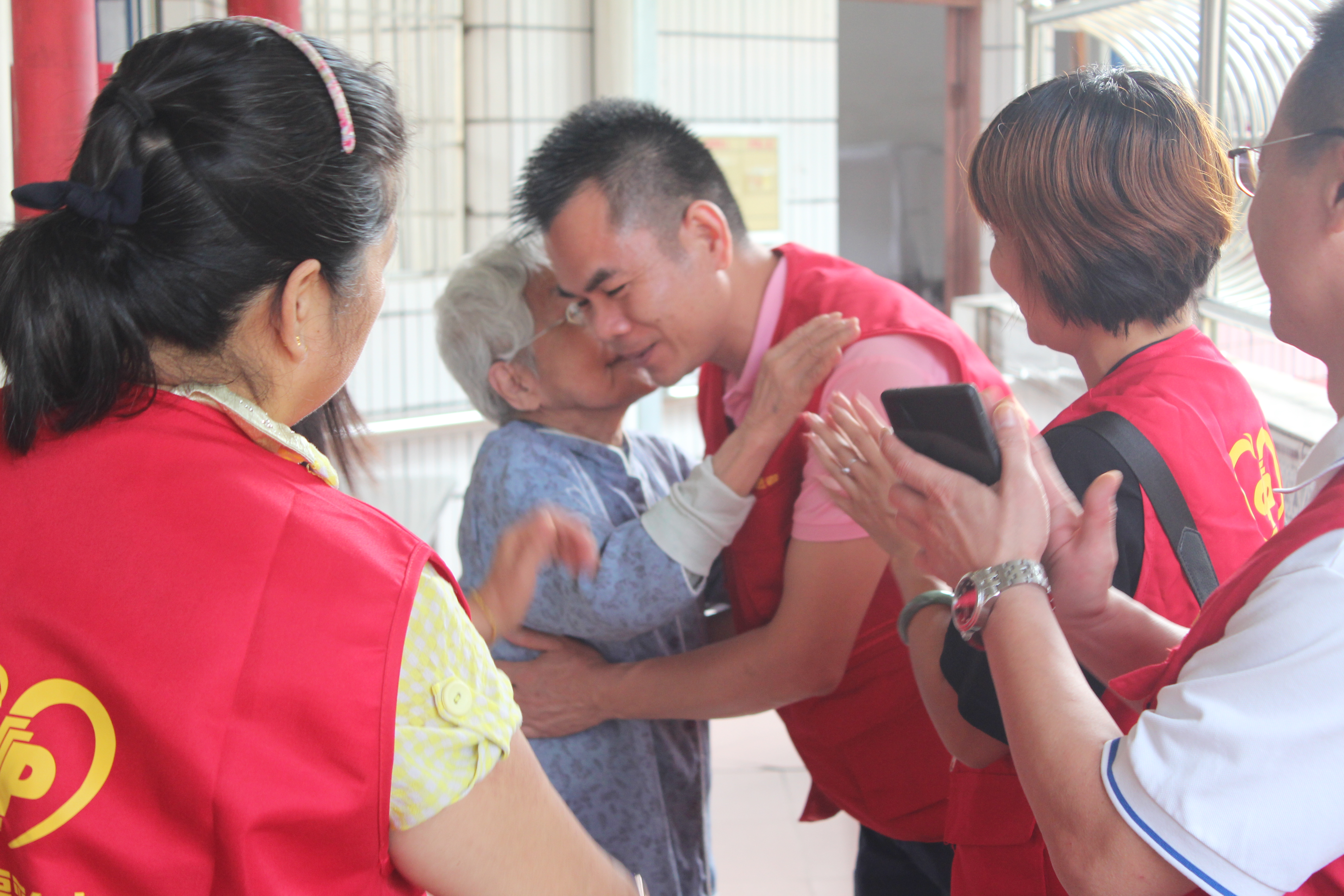 福彩爱心志愿者,福彩慰问儿童福利院孩子