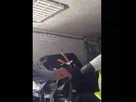 女子国外托运，8万块奢侈品被偷得一件不剩，疑机场人员联手作案