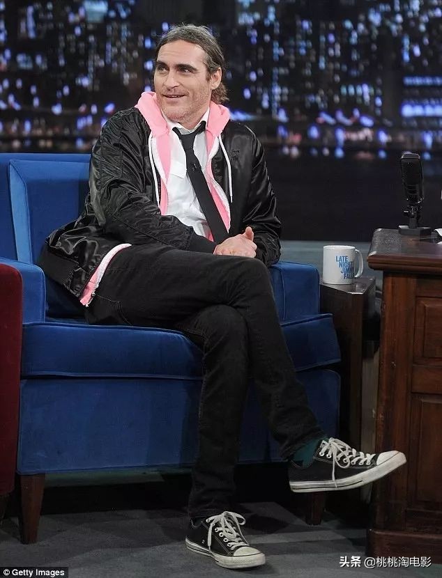 华金菲尼克斯名利场采访,华金菲尼克斯小丑西装