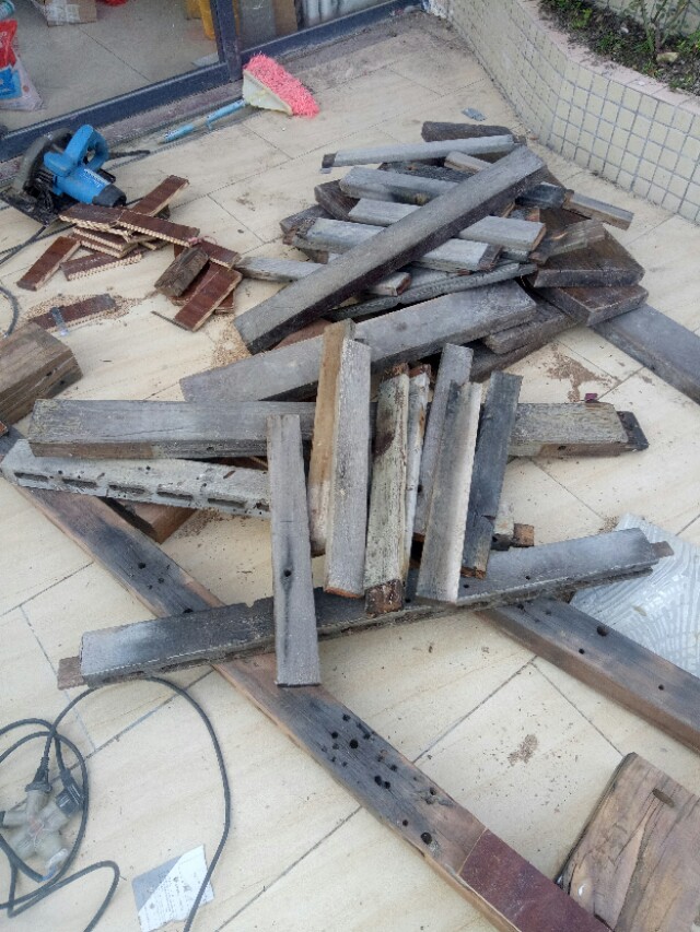 别人不要木头，拿回家做了张茶桌