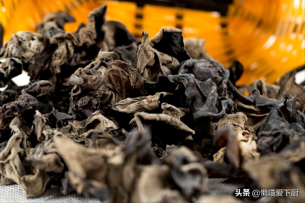 白背木耳与一般木耳有什么区别,椴木耳和黑木耳的区别