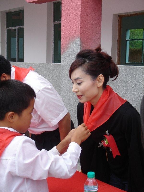 邝美云是个怎样的人,邝美云和周大福