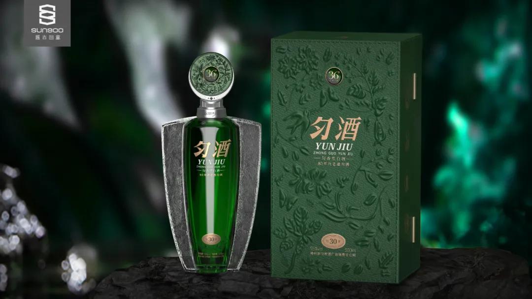 独有的“绿宝石”，点缀于白酒的剔透瓶身之上