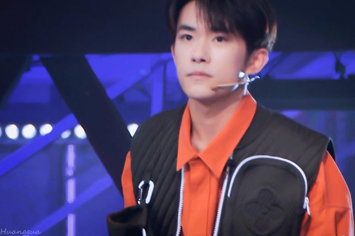 难怪易烊千玺很少用短裤炫腿，当他穿上那一刻，女生看了都自闭