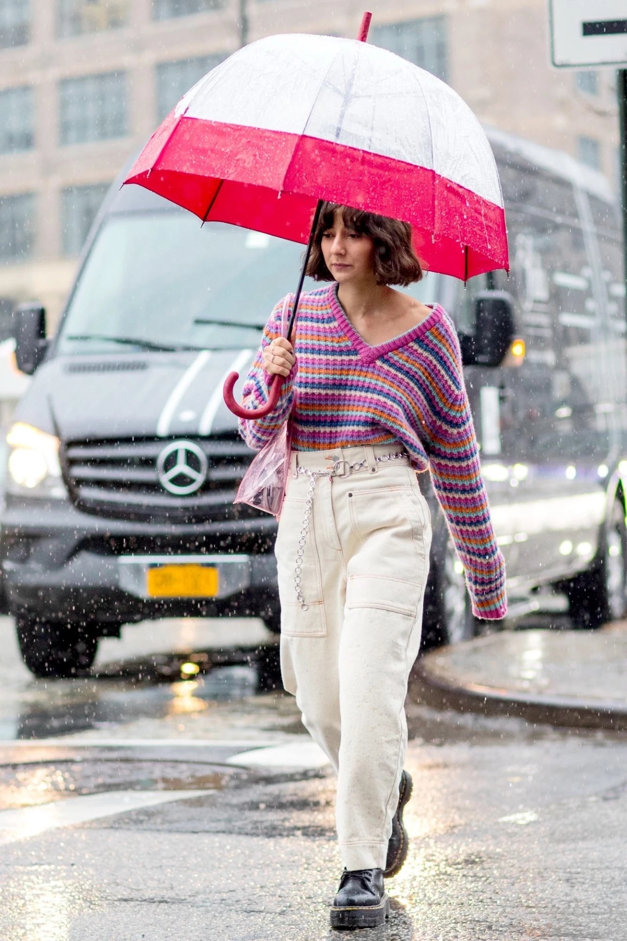 秋冬v领毛衣怎么搭配好看,什么颜色的v领毛衣比较百搭