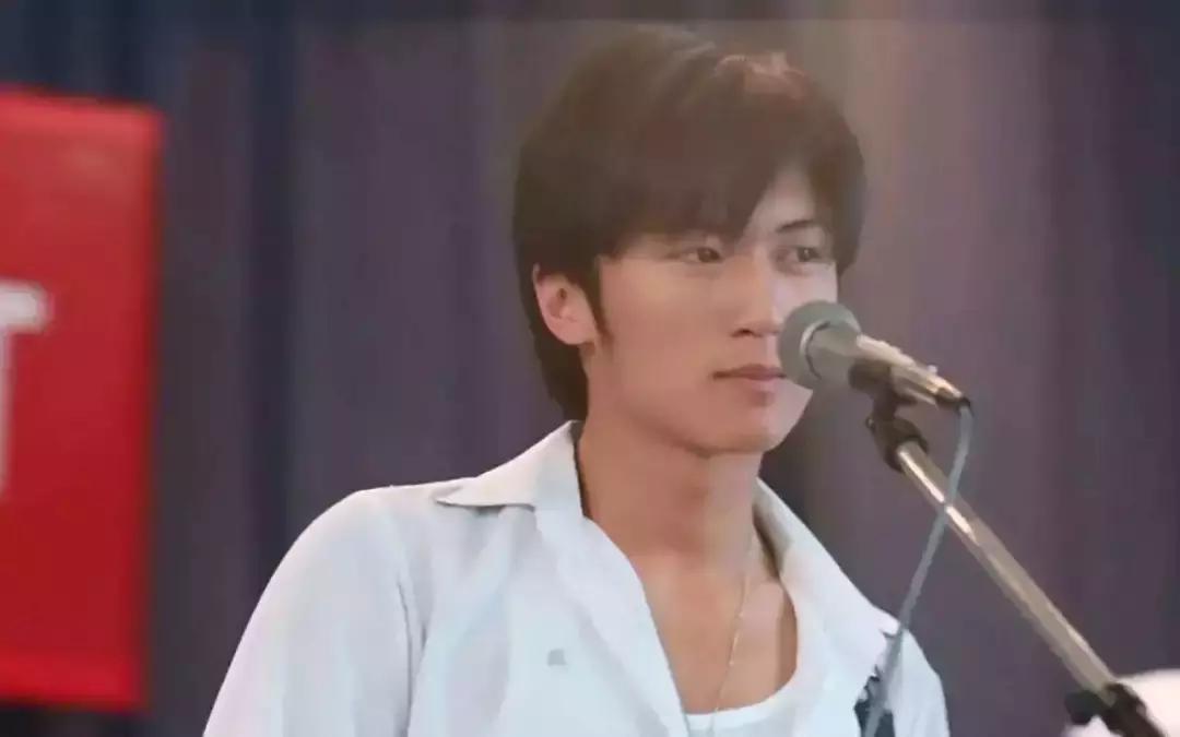 一首《十七岁》之于香港娱乐圈，就是半部《春秋》