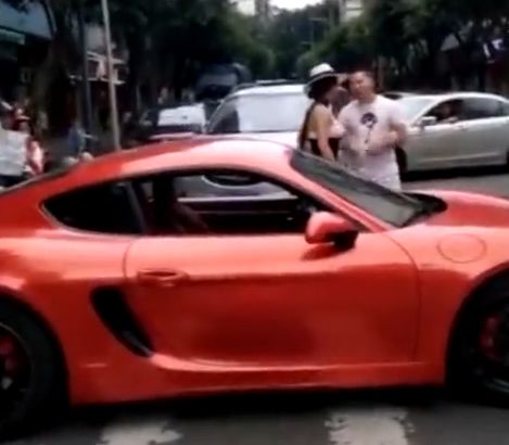 重庆保时捷女司机处理结果,重庆保时捷女司机丈夫被免职