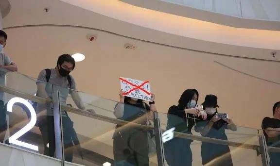 黑暴重来！旺角非法聚集36人被票控2男涉藏仿制枪伸缩棍被捕