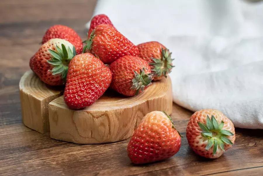 一下子吃了30颗草莓,吃了半斤草莓