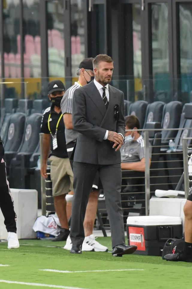 贝克汉姆年轻时穿西装帅照,贝克汉姆穿西装帅气照片