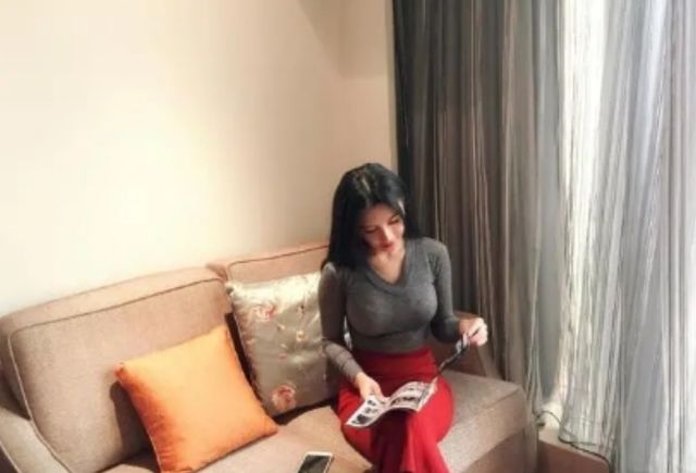 她被称为足球宝贝,因身材火辣走红,25岁开娱乐公司当董事长