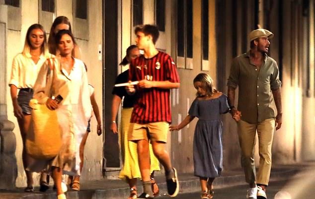 8岁的小七比妈妈还会穿了？这条蓝色Zara露肩裙秒售罄，大姑娘啦