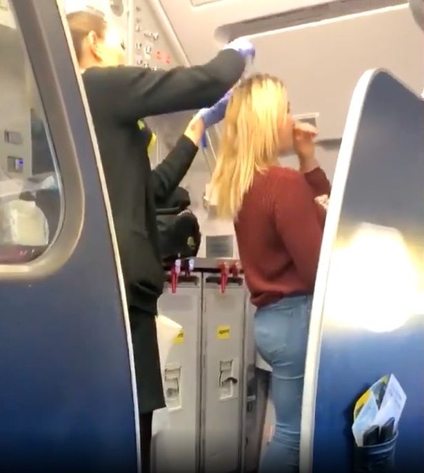 外国男子醉酒晕车呕吐,美国一男子在乘客上车前吐了口痰