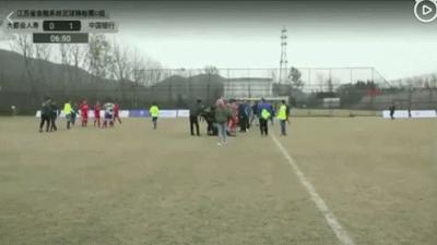 飞踢挨揍视频,足球暴力斗殴事件记录