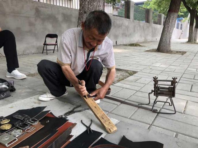 地摊上的现割牛皮带批发价,集市上卖的20元的牛皮带是真的吗