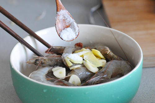 怎样煮虾才能保持虾肉鲜嫩,冻虾怎么判断是否是新鲜虾肉