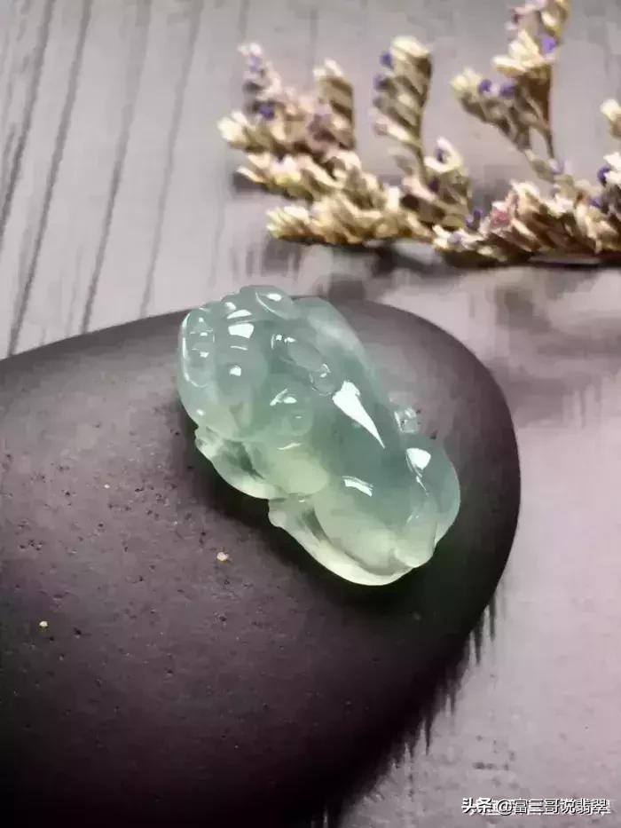 翡翠貔貅的正确佩戴方法,翡翠貔貅的正确戴法