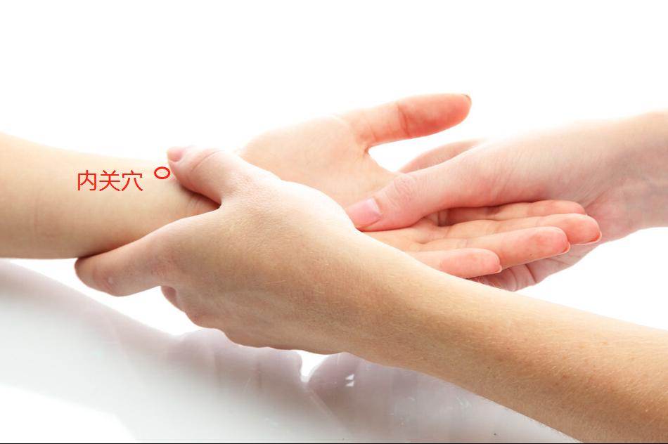 打嗝怎么快速解决按哪个手指,打嗝简单的制止方法用筷子