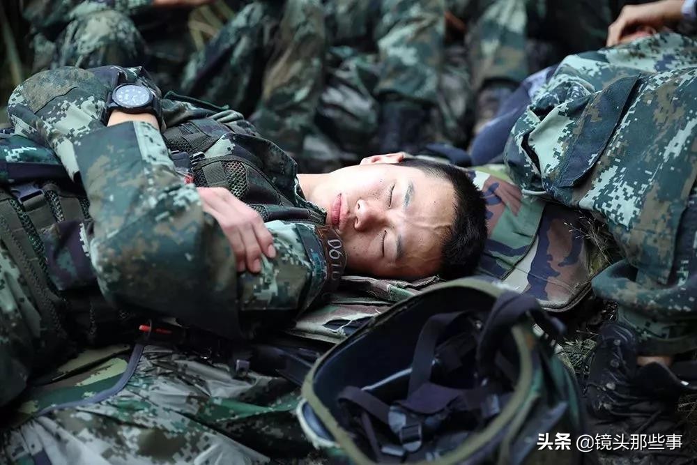 特种兵敬礼动态图,迷彩服军人背面敬礼照片