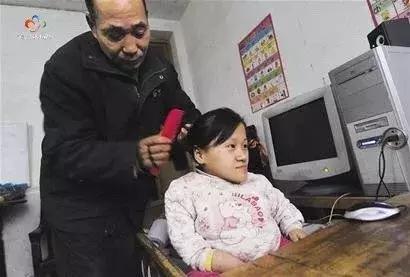 三轮车夫收养女孩,三轮车夫收养玻璃女孩30年