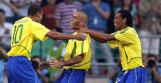 小罗足球传球,足球是圆的什么都有可能