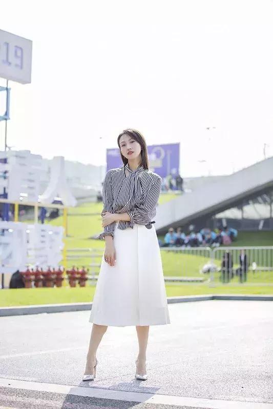 夏天一定要穿白色衣服,夏天穿白色才是最醒目的