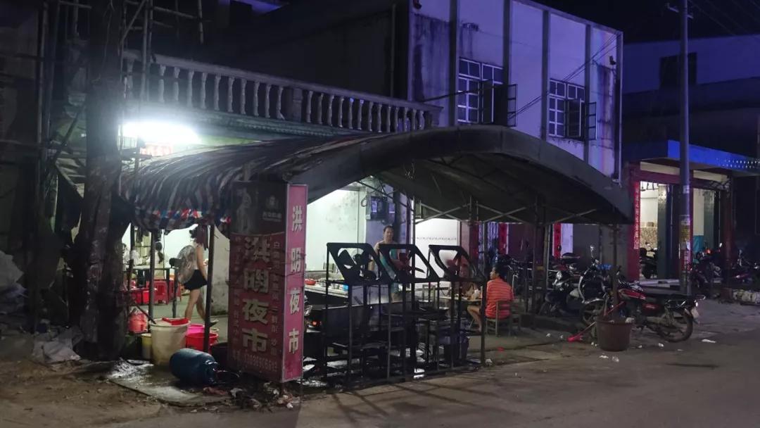 你愿意把夜晚交给谁？是舞台上的高跟鞋，还是大排长龙的宵夜摊