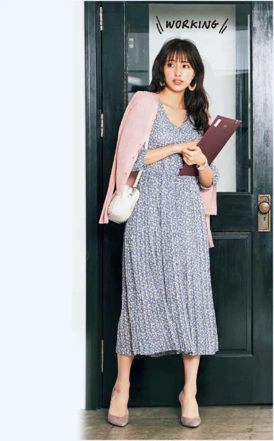 风衣搭碎花裙怎么搭配图,碎花裙搭配乐福鞋好看吗