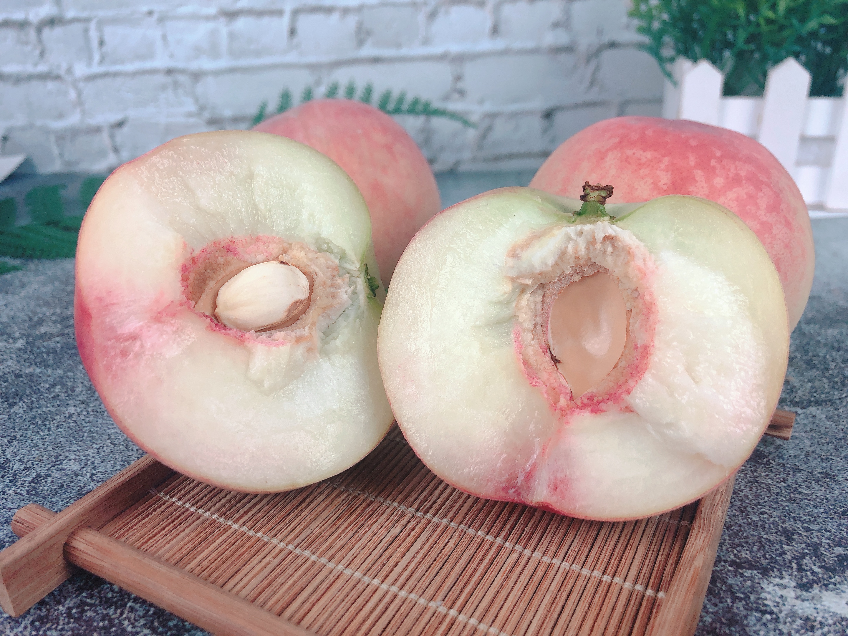 桃子吃了喉咙痒？别着急，教你一招，先把毛洗干净了，再放心吃