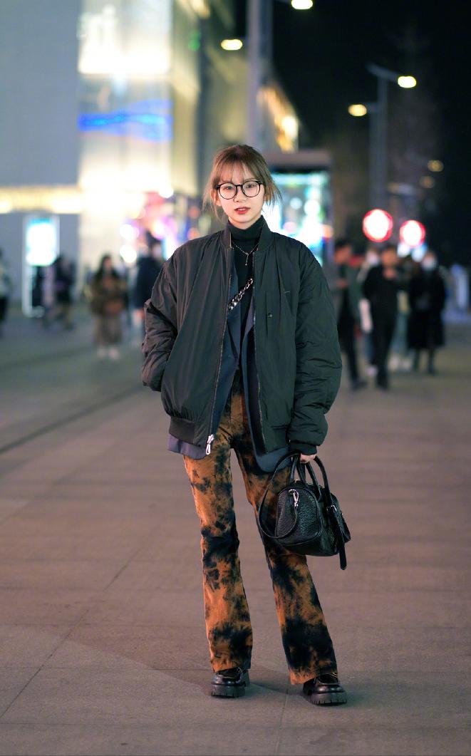 棕色羽绒服下面穿什么裤子好看,羽绒服最好不要穿黑色打底