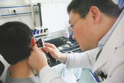 4岁宝宝突然夜里说一只耳朵疼,4岁孩子半夜突然说耳朵疼