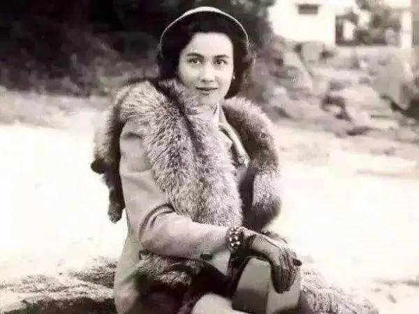 蓝琼缨十四岁嫁赌王被宠三十年,蓝琼缨14岁嫁给何鸿燊