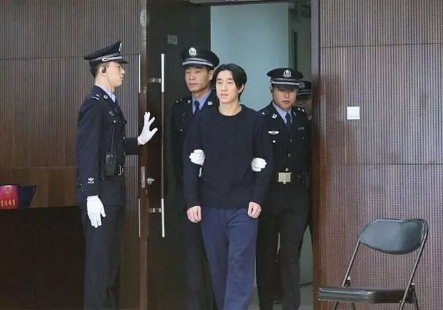 房祖名又惹事了，64岁的成龙心力憔悴，还被批判不是合格的父亲