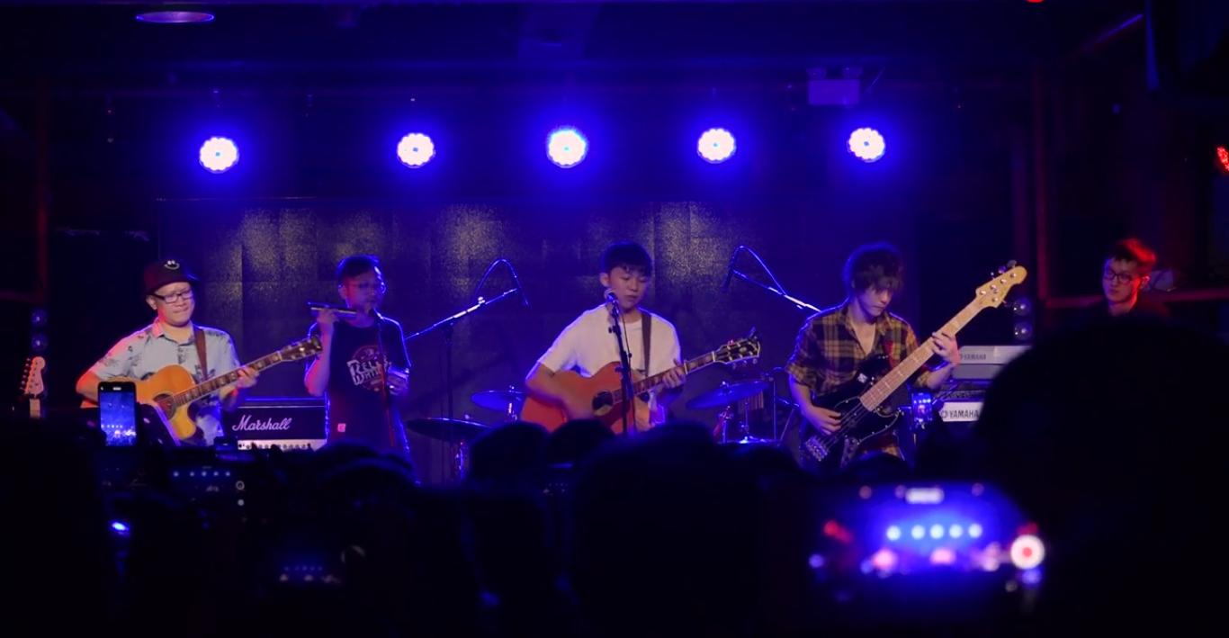 一首民谣,或许《不安》,曾几何时,也坐着盼望未来闪亮的日子