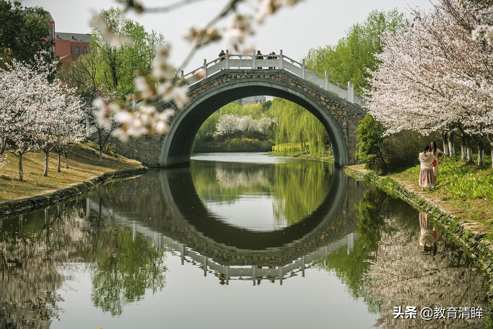 这6所大学堪称业内独一无二,这所大学很出名用英语怎么说