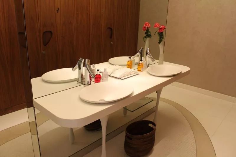 迪拜机场豪华VIP私人候机楼,还可试驾布加迪威龙,简直壕气冲天