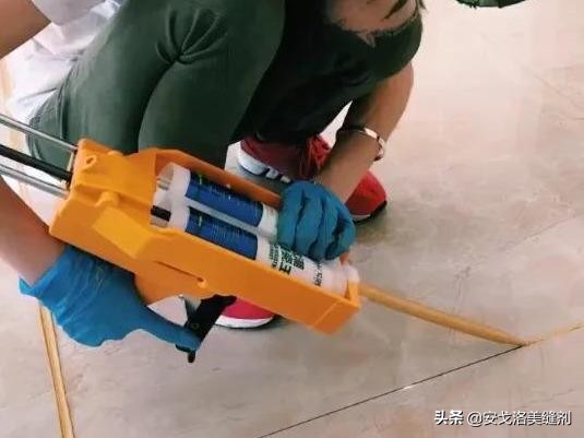地板美缝剂多久清理周边胶,地板有美缝剂如何清理
