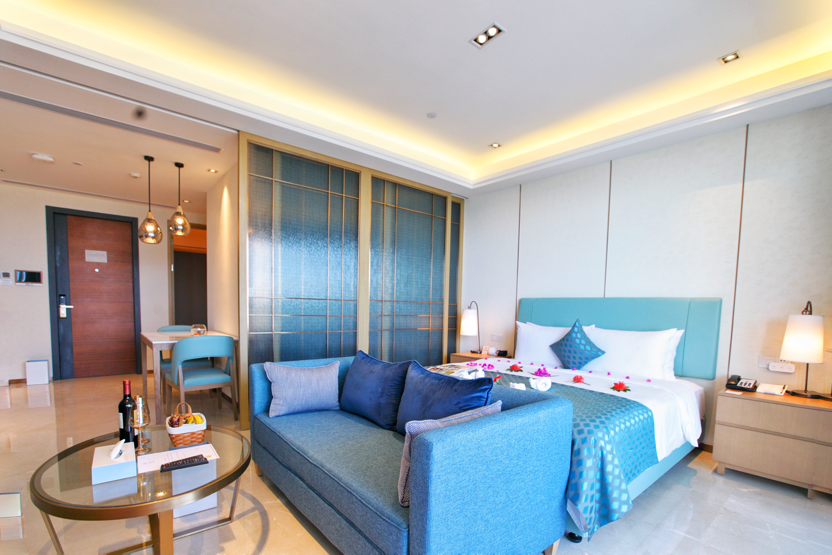 去三亚是住一个酒店好还是分开住,去三亚住酒店还是买房