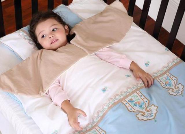 为什么小孩爱踢被子,有个爱踢被子的宝宝怎么办