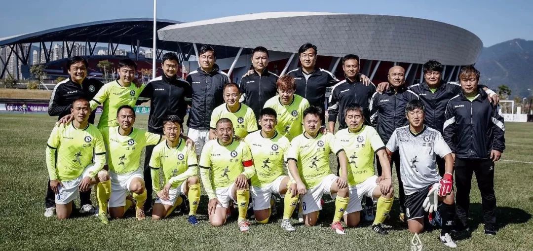 这支足球队的群好久没那么热闹了,就是希望能为湖北前线多做些事