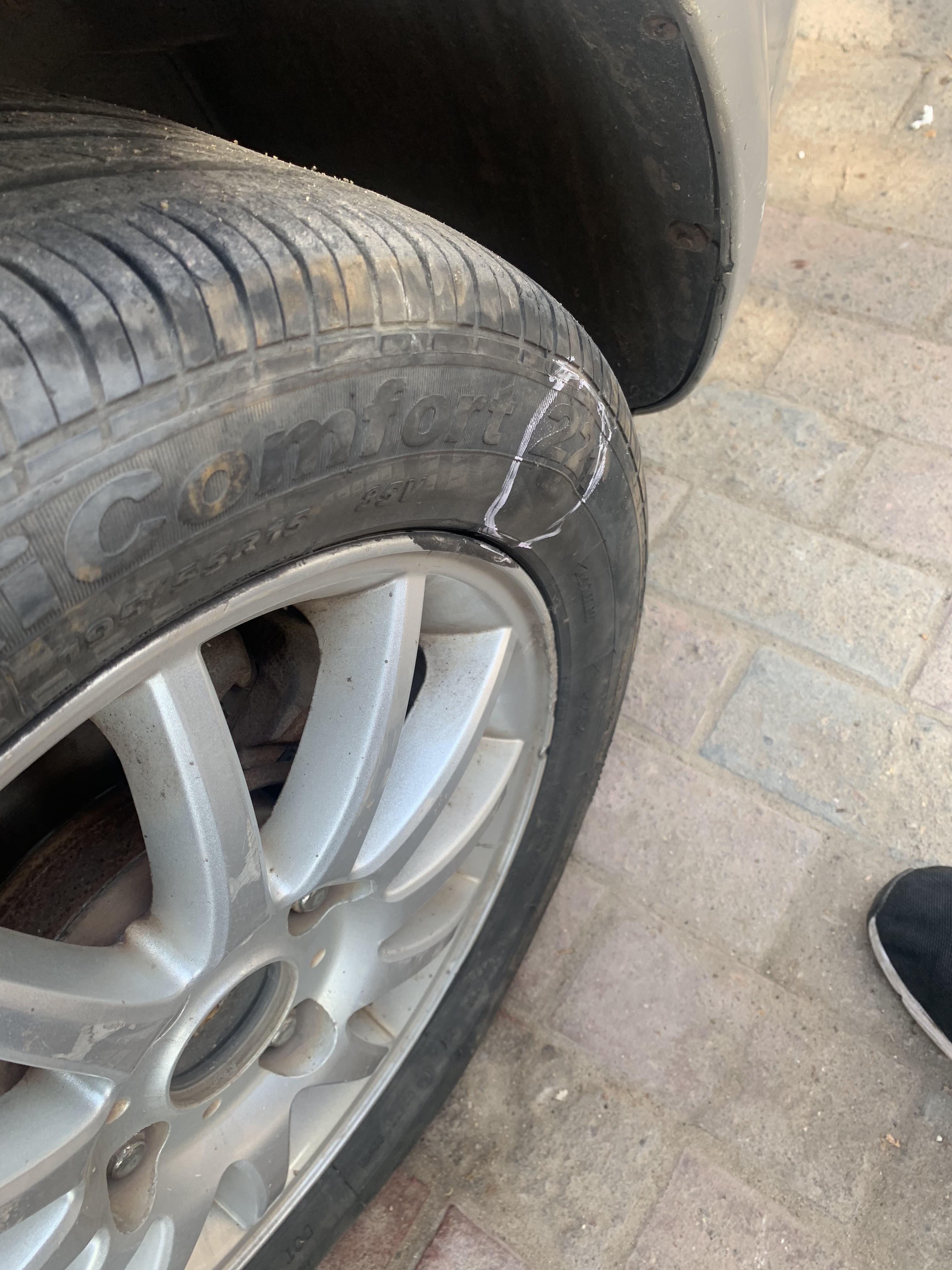 轮胎表面开裂到什么程度该更换,轮胎侧面老化裂纹还能继续用吗