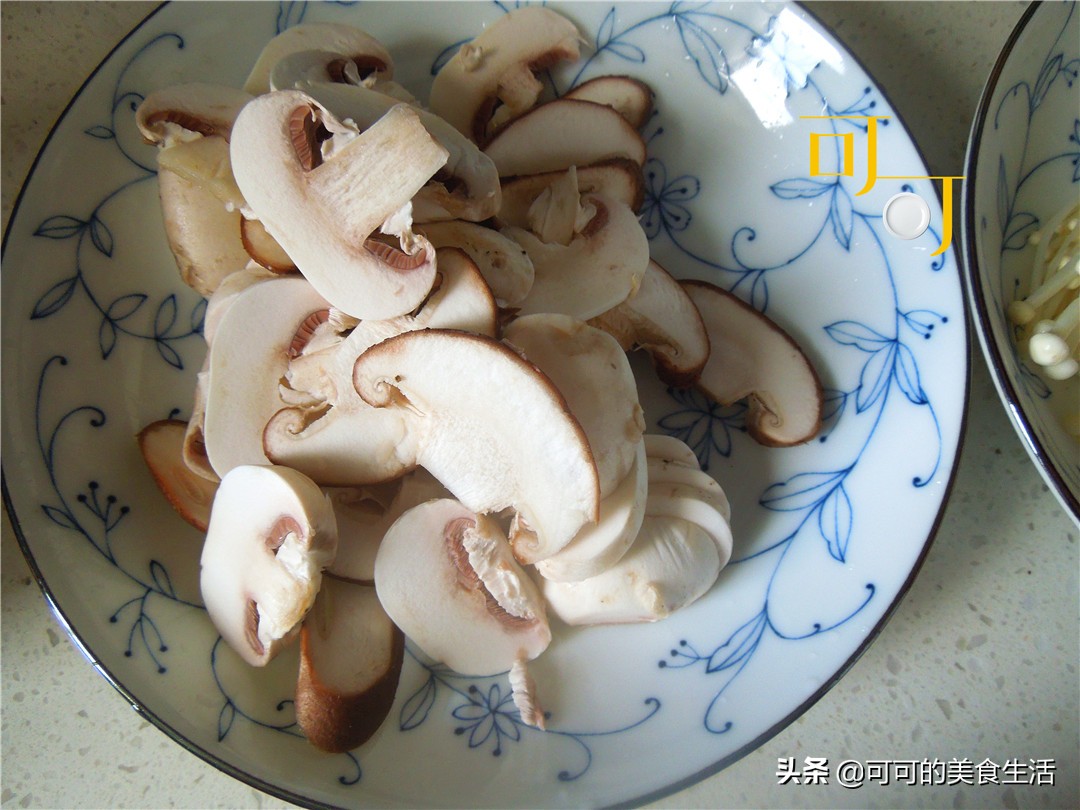 菌菇干墨鱼汤,墨鱼干杏鲍菇煲汤