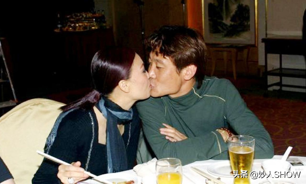 未婚生子再嫁富豪，恩师骂她狗*王脑**菲叫她大傻，那英到底有多彪？