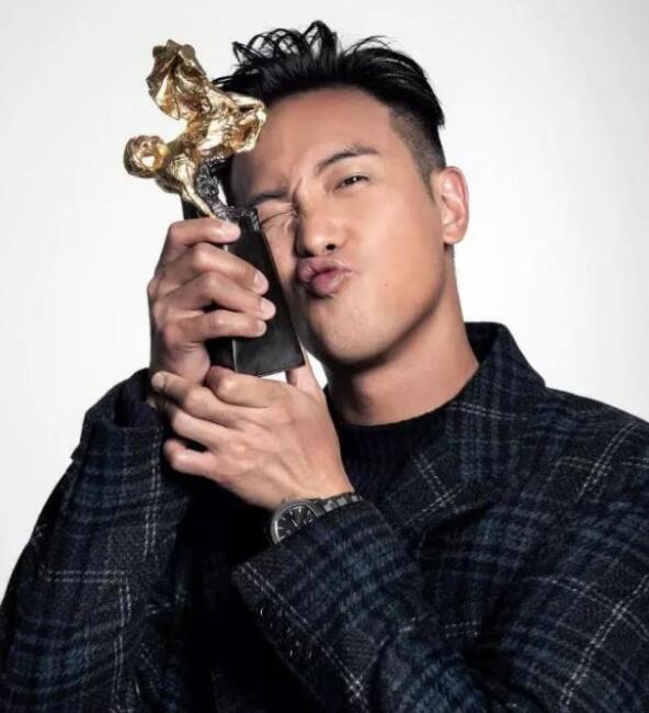 曾志伟小儿子结婚了吗,曾志伟年轻时候和他儿子照片对比