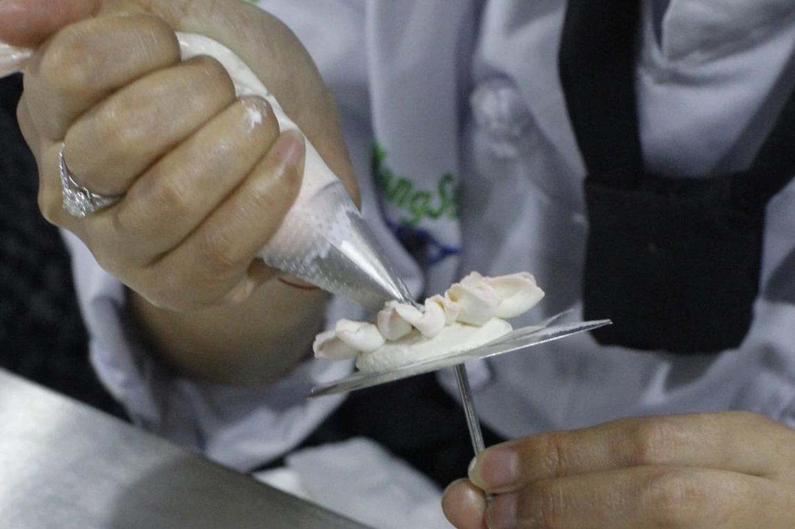 韩式裱花和豆沙裱花学哪个比较好,豆沙裱花和奶油霜裱花的区别