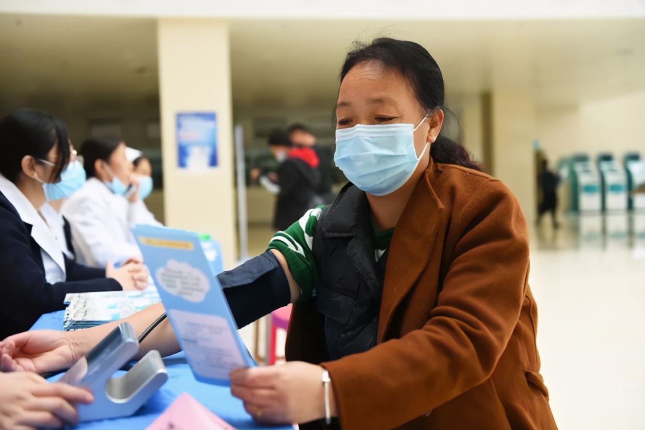 10月12日世界关节炎日义诊宣传,送温暖健康义诊
