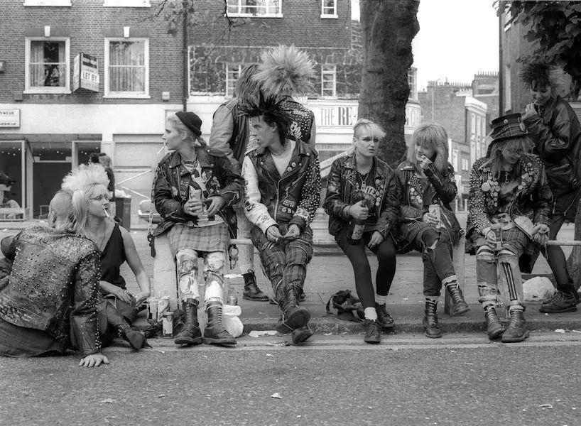 从小混混到帝国君王,从小混混到西服暴徒